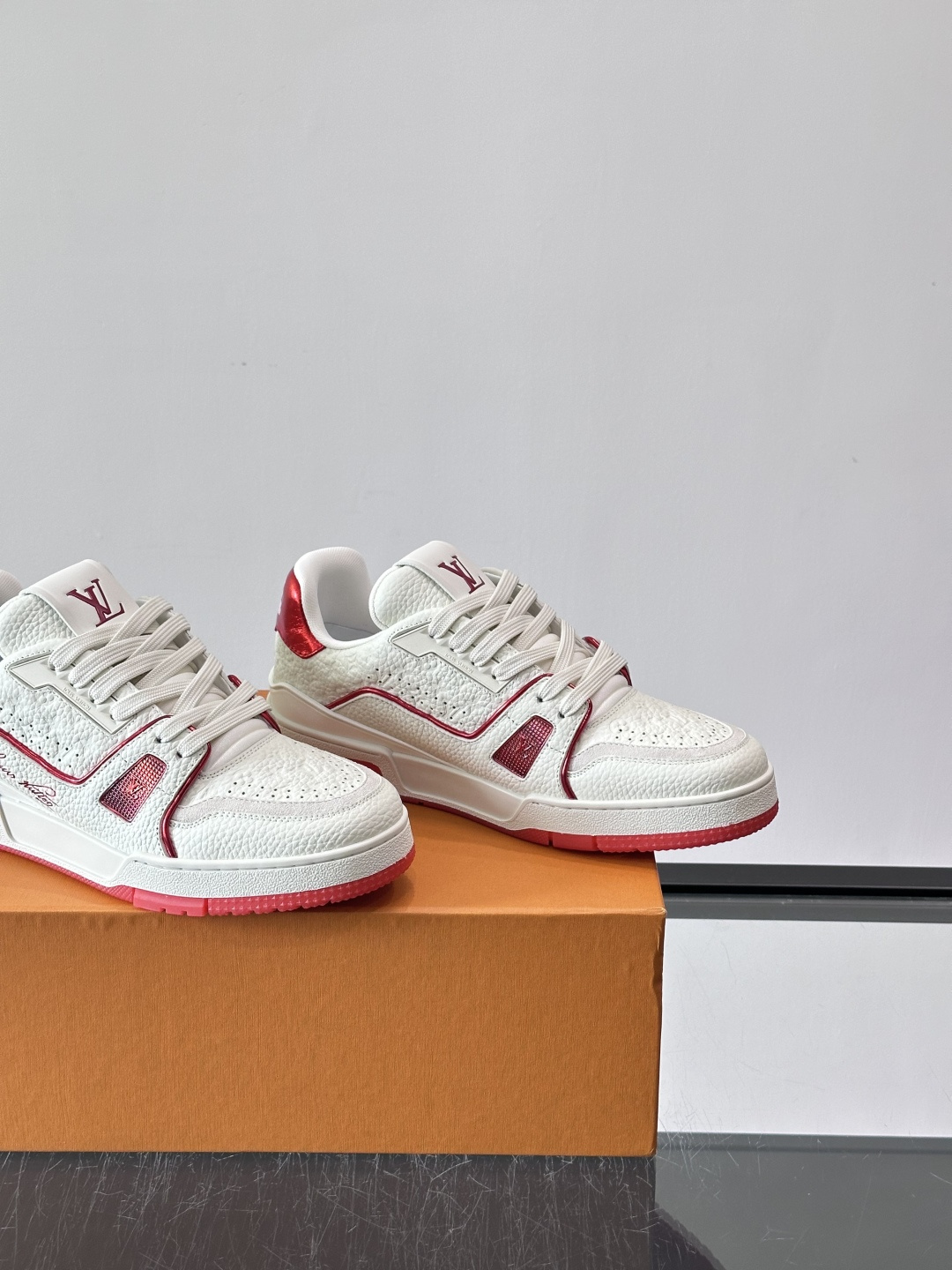 驴家 新配色 trainer运动鞋，本款 LV Trainer 运动鞋取材柔软粒面小牛皮，呈现纯净色调，后部#54标识追