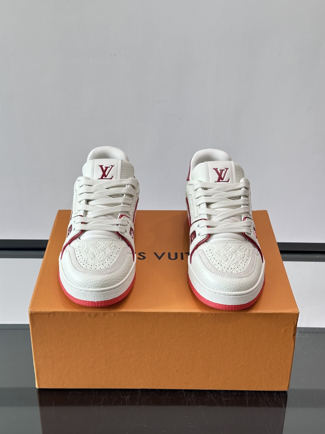 驴家 新配色 trainer运动鞋，本款 LV Trainer 运动鞋取材柔软粒面小牛皮，呈现纯净色调，后部#54标识追