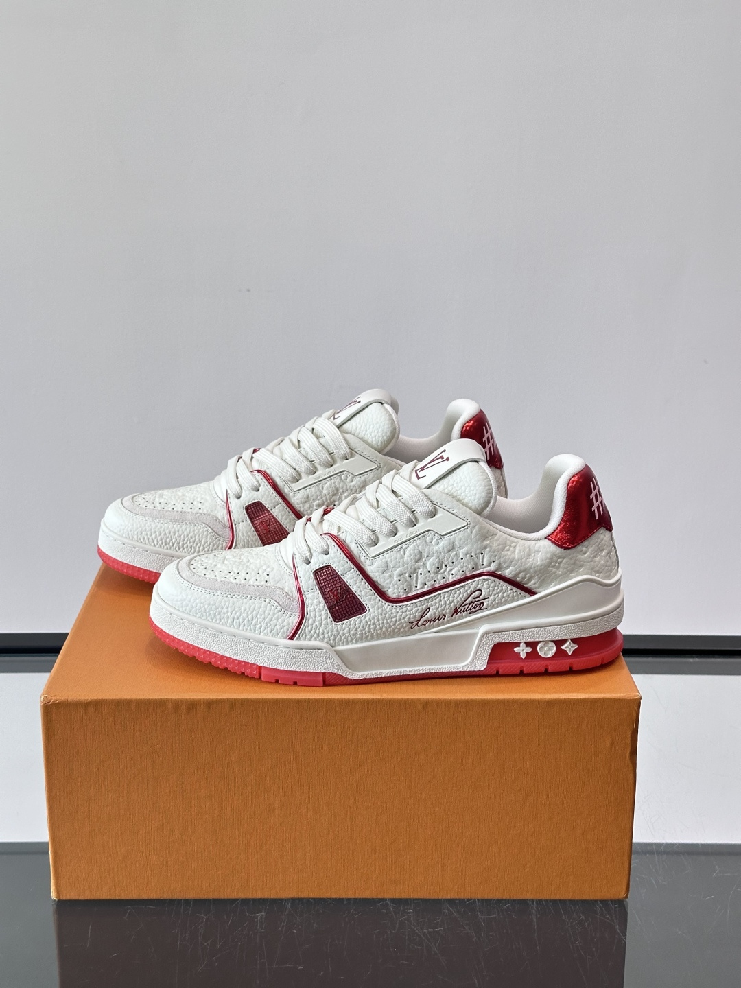 驴家 新配色 trainer运动鞋，本款 LV Trainer 运动鞋取材柔软粒面小牛皮，呈现纯净色调，后部#54标识追