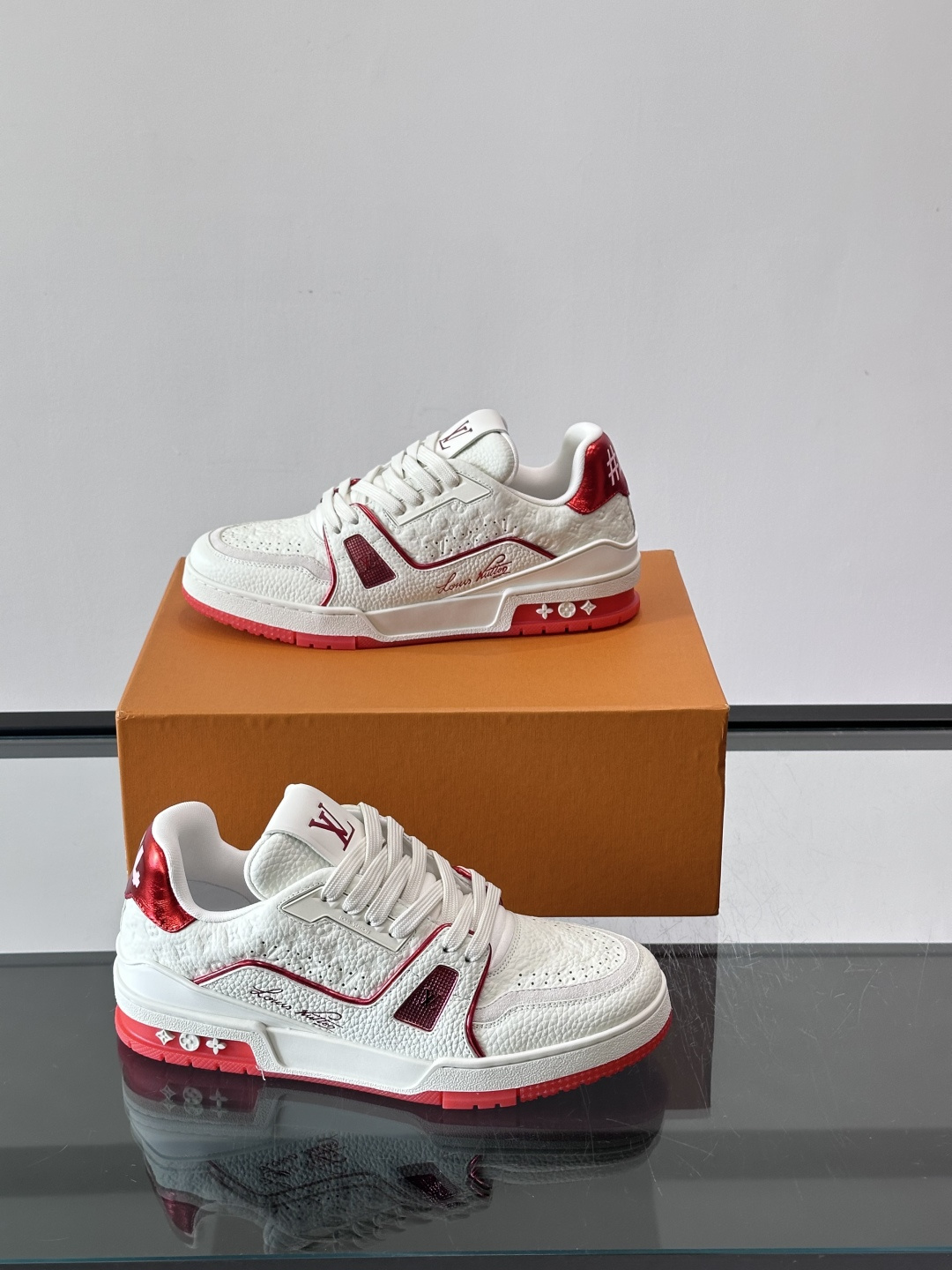 驴家 新配色 trainer运动鞋，本款 LV Trainer 运动鞋取材柔软粒面小牛皮，呈现纯净色调，后部#54标识追