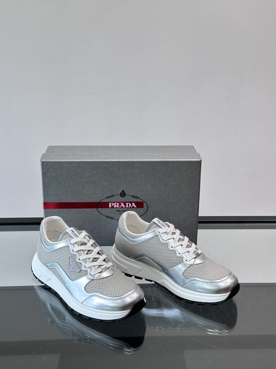 🖤Prada休闲运动鞋。牛皮➕拼色线条，简约又有辨识度✨。鞋侧三角徽标超有品牌感，橡胶鞋底轻便舒适，日常通勤或休闲都OK