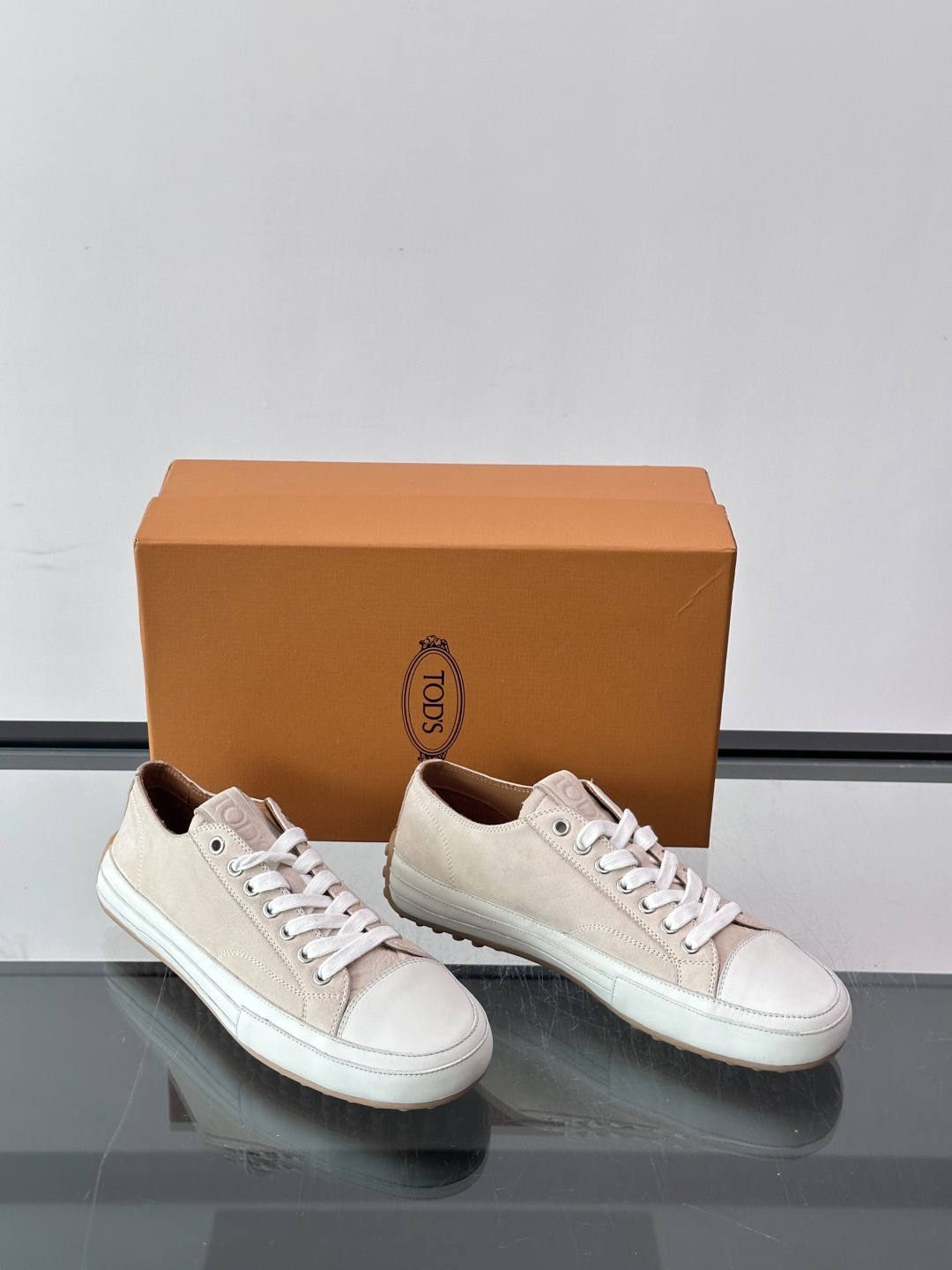 Tod’s 男士休闲😎运动鞋,选用优质皮革,搭配优质橡胶鞋底,简约又时尚✨。鞋面柔软细腻,内里贴合脚型,穿着舒适。白 Tod’s 男士休闲😎运动鞋,选用优质皮革,搭配优质橡胶鞋底,简约又时尚✨。鞋面柔软细腻,内里贴合脚型,穿着舒适。白