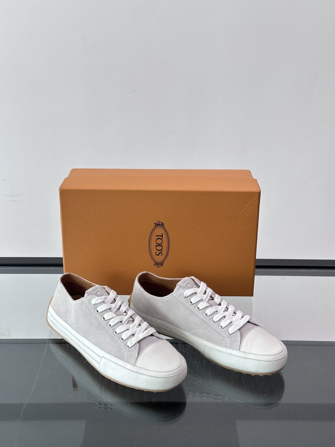 Tod’s 男士休闲😎运动鞋,选用优质皮革,搭配优质橡胶鞋底,简约又时尚✨。鞋面柔软细腻,内里贴合脚型,穿着舒适。白 Tod’s 男士休闲😎运动鞋,选用优质皮革,搭配优质橡胶鞋底,简约又时尚✨。鞋面柔软细腻,内里贴合脚型,穿着舒适。白