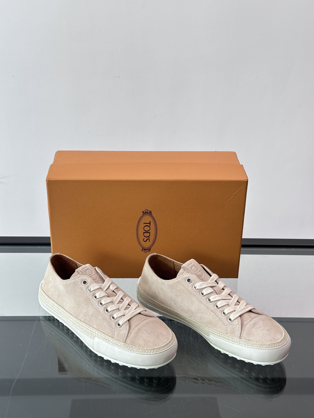 Tod’s 男士休闲😎运动鞋,选用优质皮革,搭配优质橡胶鞋底,简约又时尚✨。鞋面柔软细腻,内里贴合脚型,穿着舒适。白 Tod’s 男士休闲😎运动鞋,选用优质皮革,搭配优质橡胶鞋底,简约又时尚✨。鞋面柔软细腻,内里贴合脚型,穿着舒适。白