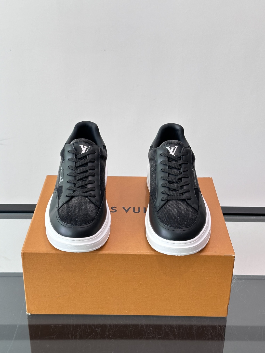 LV Beverly男士休闲鞋,新颜色。牛仔面料🪵➕牛皮材质拼接。质感细腻又高级;。厚底设计悄悄增高约4cm!鞋型秀气, LV Beverly男士休闲鞋,新颜色。牛仔面料🪵➕牛皮材质拼接。质感细腻又高级;。厚底设计悄悄增高约4cm!鞋型秀气,