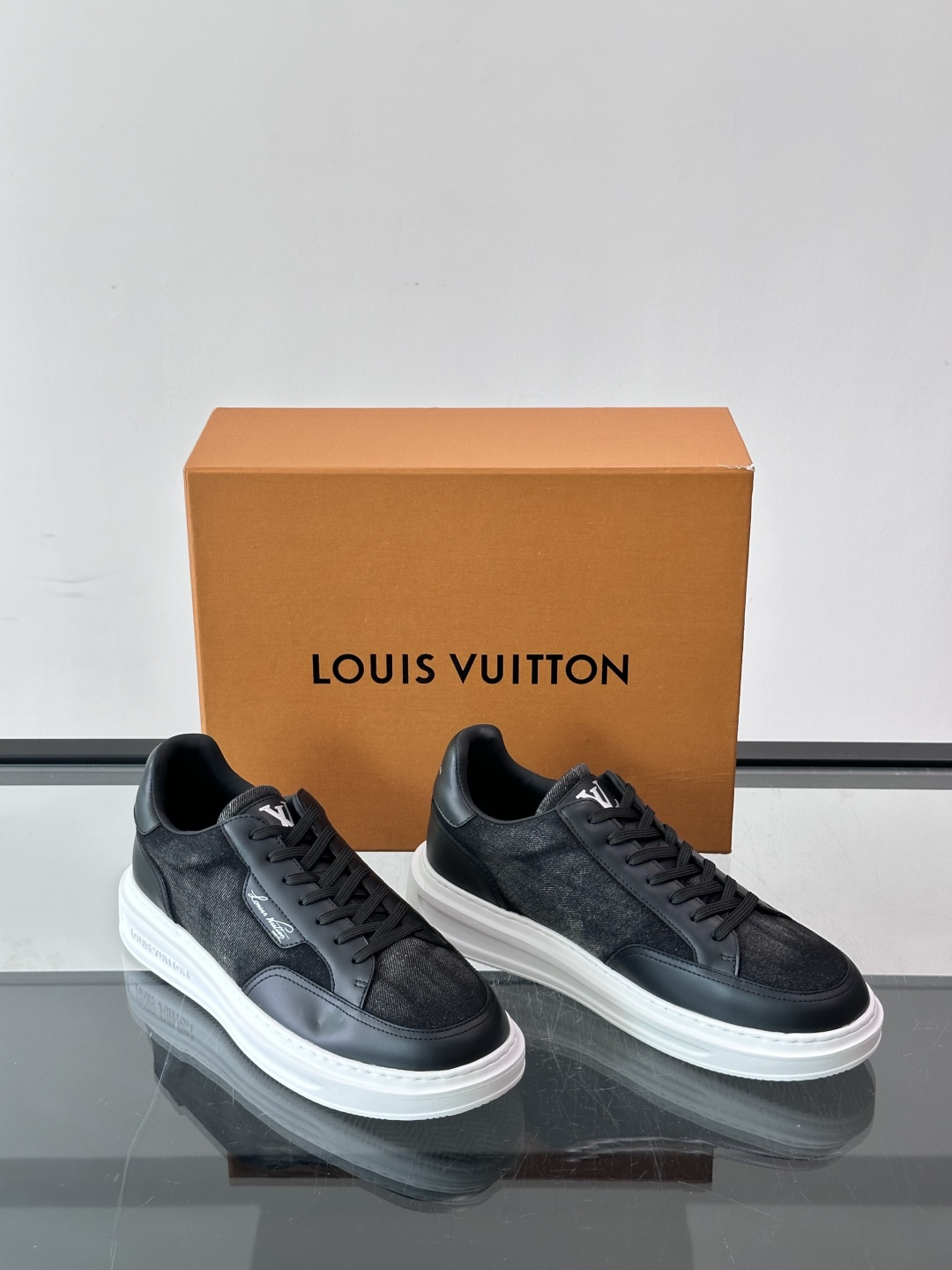 LV Beverly男士休闲鞋,新颜色。牛仔面料🪵➕牛皮材质拼接。质感细腻又高级;。厚底设计悄悄增高约4cm!鞋型秀气, LV Beverly男士休闲鞋,新颜色。牛仔面料🪵➕牛皮材质拼接。质感细腻又高级;。厚底设计悄悄增高约4cm!鞋型秀气,