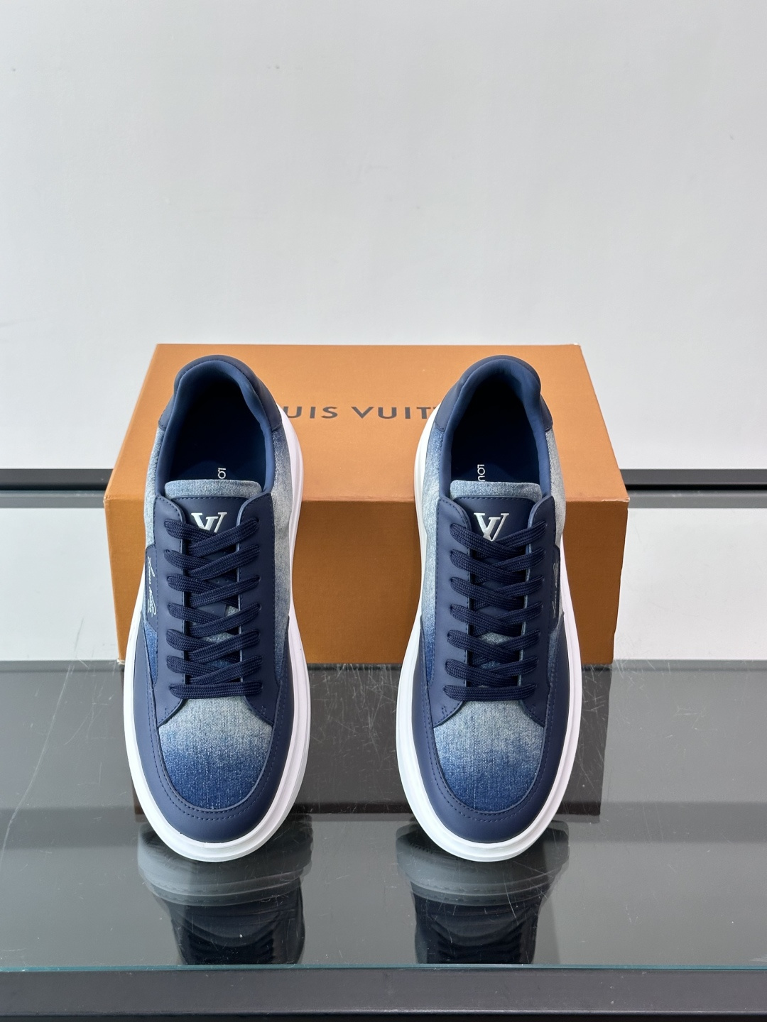 LV Beverly男士休闲鞋,新颜色。牛仔面料🪵➕牛皮材质拼接。质感细腻又高级;。厚底设计悄悄增高约4cm!鞋型秀气, LV Beverly男士休闲鞋,新颜色。牛仔面料🪵➕牛皮材质拼接。质感细腻又高级;。厚底设计悄悄增高约4cm!鞋型秀气,