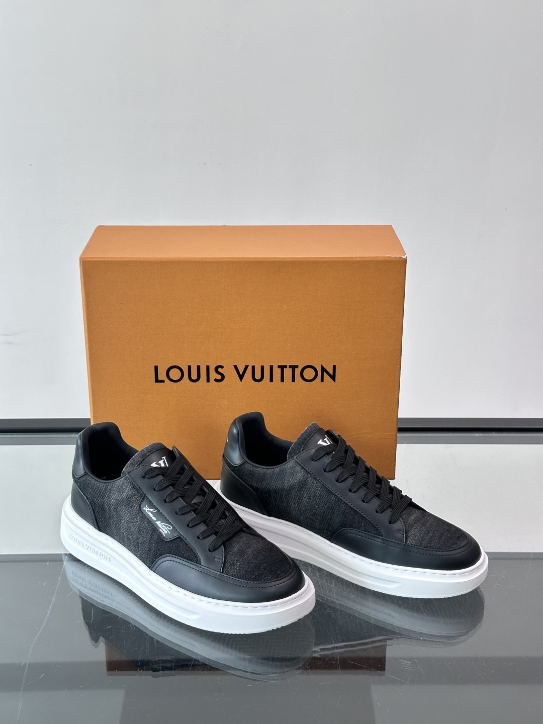 LV Beverly男士休闲鞋，新颜色。牛仔面料🪵➕牛皮材质拼接。质感细腻又高级；。厚底设计悄悄增高约4cm！鞋型秀气，