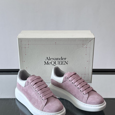 Alexander McQueen经典老爹鞋,麂皮➕牛皮拼接,层次感满满,质感高级✨。厚底设计,白色EVA材质,缓震又增 Alexander McQueen经典老爹鞋,麂皮➕牛皮拼接,层次感满满,质感高级✨。厚底设计,白色EVA材质,缓震又增
