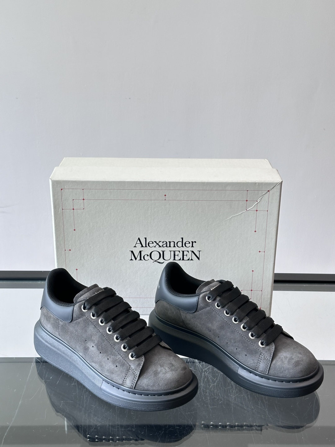 Alexander McQueen经典老爹鞋，麂皮➕牛皮拼接，层次感满满，质感高级✨。厚底设计，白色EVA材质，缓震又增
