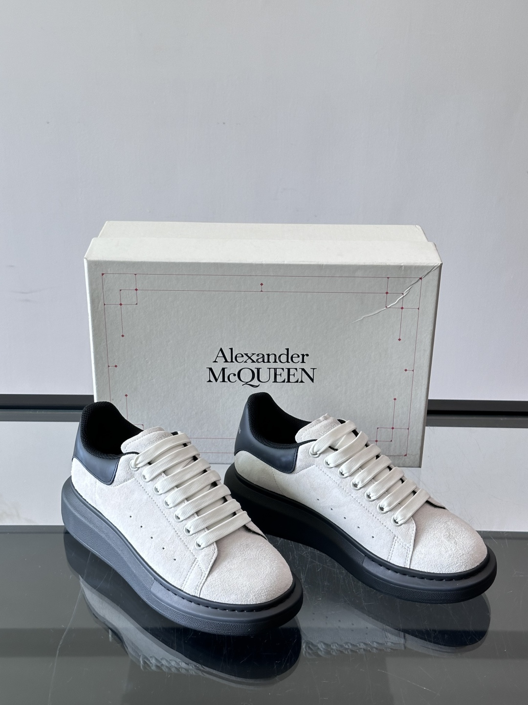 Alexander McQueen经典老爹鞋，麂皮➕牛皮拼接，层次感满满，质感高级✨。厚底设计，白色EVA材质，缓震又增