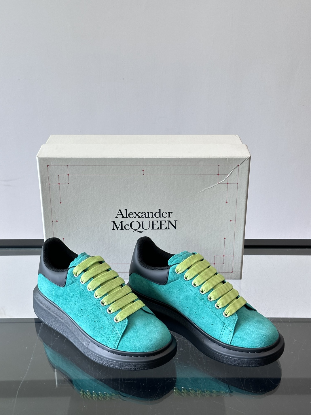 Alexander McQueen经典老爹鞋，麂皮➕牛皮拼接，层次感满满，质感高级✨。厚底设计，白色EVA材质，缓震又增