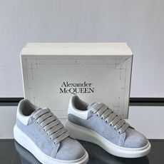 Alexander McQueen经典老爹鞋,麂皮➕牛皮拼接,层次感满满,质感高级✨。厚底设计,白色EVA材质,缓震又增 Alexander McQueen经典老爹鞋,麂皮➕牛皮拼接,层次感满满,质感高级✨。厚底设计,白色EVA材质,缓震又增