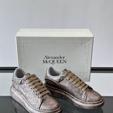 Alexander McQueen经典老爹鞋,采用牛皮。 层次感满满,质感高级✨。厚底设计,白色EVA材质,缓震又增高, Alexander McQueen经典老爹鞋,采用牛皮。 层次感满满,质感高级✨。厚底设计,白色EVA材质,缓震又增高,