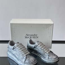 Alexander McQueen经典老爹鞋,采用牛皮。 层次感满满,质感高级✨。厚底设计,白色EVA材质,缓震又增高, Alexander McQueen经典老爹鞋,采用牛皮。 层次感满满,质感高级✨。厚底设计,白色EVA材质,缓震又增高,