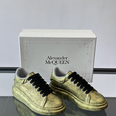 Alexander McQueen经典老爹鞋,采用牛皮。 层次感满满,质感高级✨。厚底设计,白色EVA材质,缓震又增高, Alexander McQueen经典老爹鞋,采用牛皮。 层次感满满,质感高级✨。厚底设计,白色EVA材质,缓震又增高,