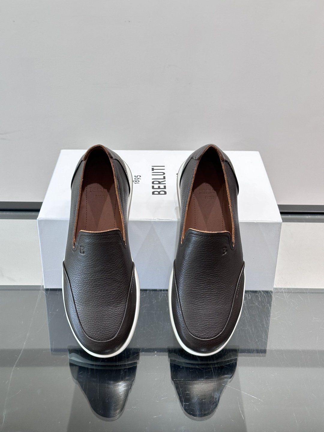 Berluti/布鲁提低帮休闲运动鞋 ，这款百搭的低帮运动鞋鞋面采用进口牛皮拼接打造，外侧饰有scritto图纹，后跟真