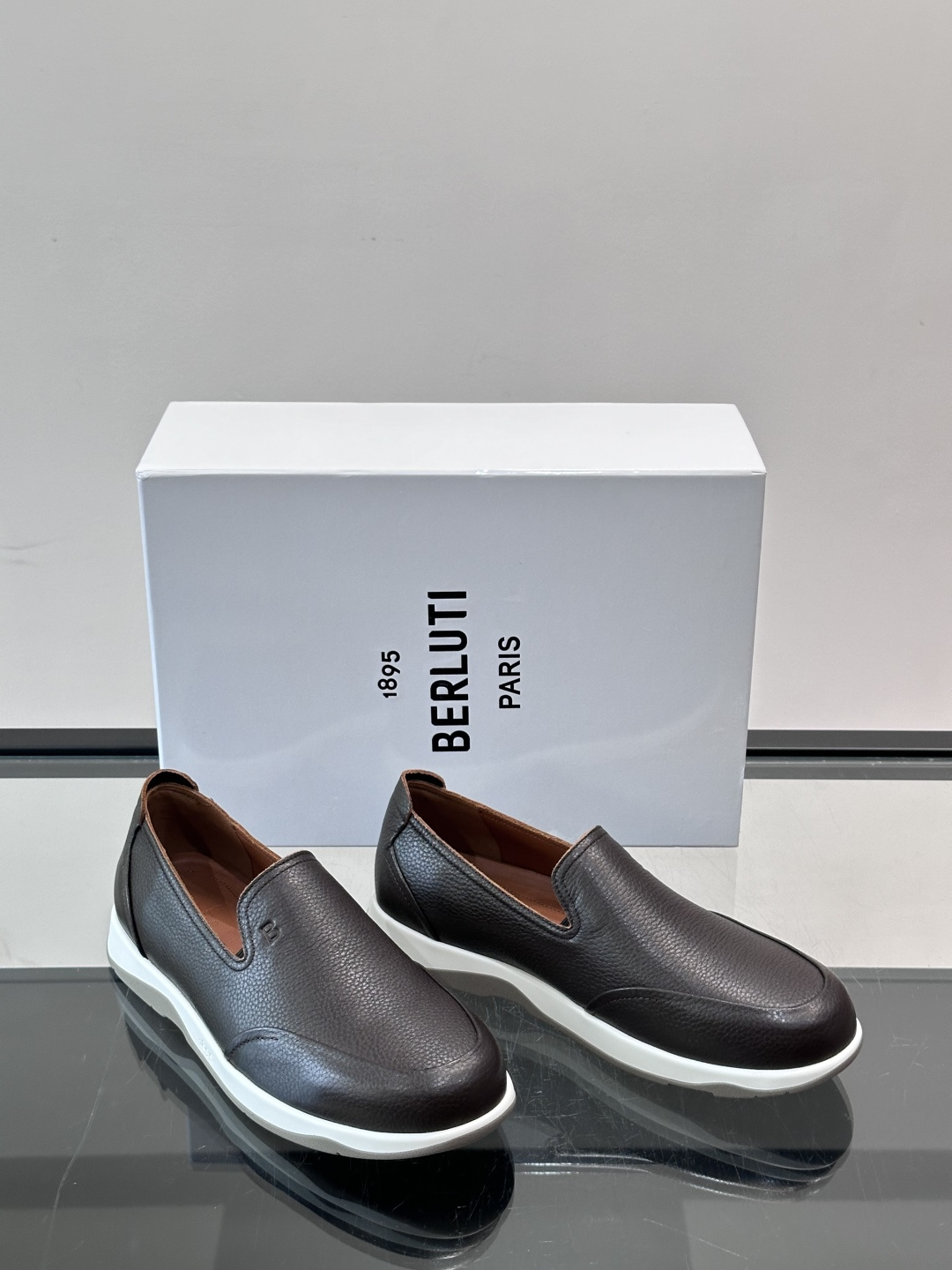 Berluti/布鲁提低帮休闲运动鞋 ，这款百搭的低帮运动鞋鞋面采用进口牛皮拼接打造，外侧饰有scritto图纹，后跟真