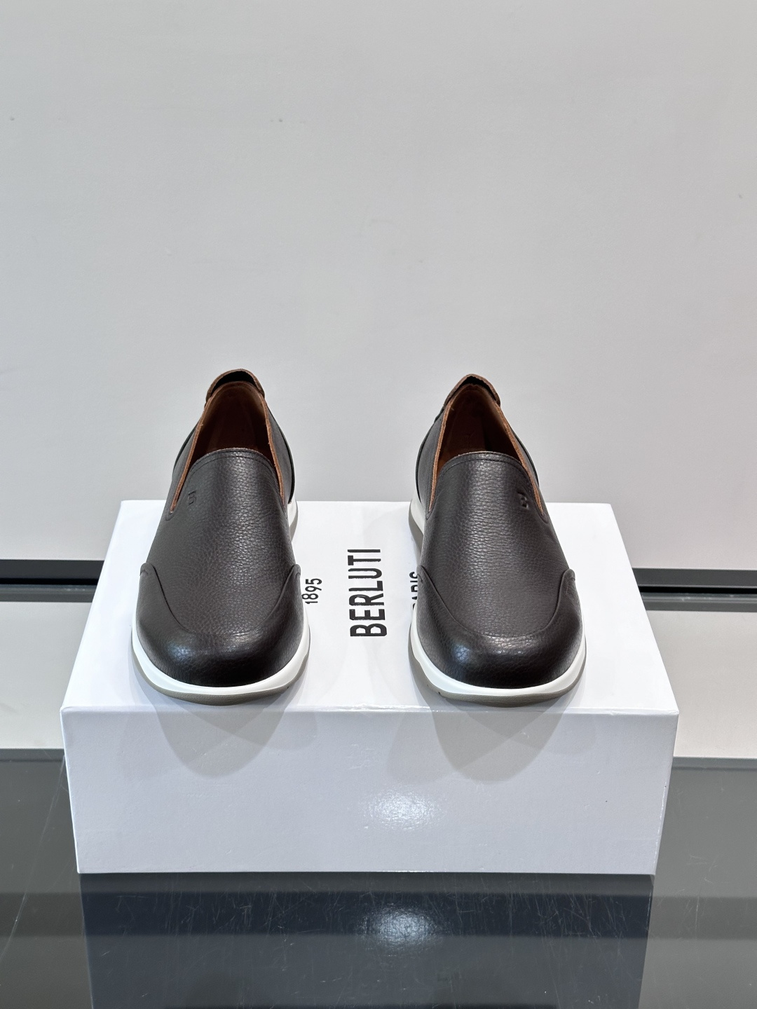 Berluti/布鲁提低帮休闲运动鞋 ，这款百搭的低帮运动鞋鞋面采用进口牛皮拼接打造，外侧饰有scritto图纹，后跟真
