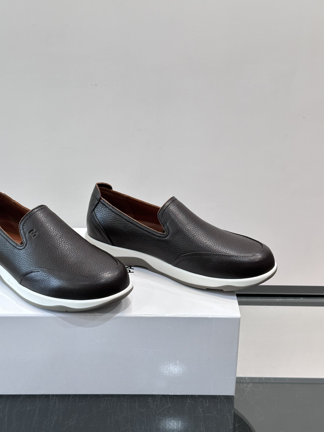 Berluti/布鲁提低帮休闲运动鞋 ，这款百搭的低帮运动鞋鞋面采用进口牛皮拼接打造，外侧饰有scritto图纹，后跟真