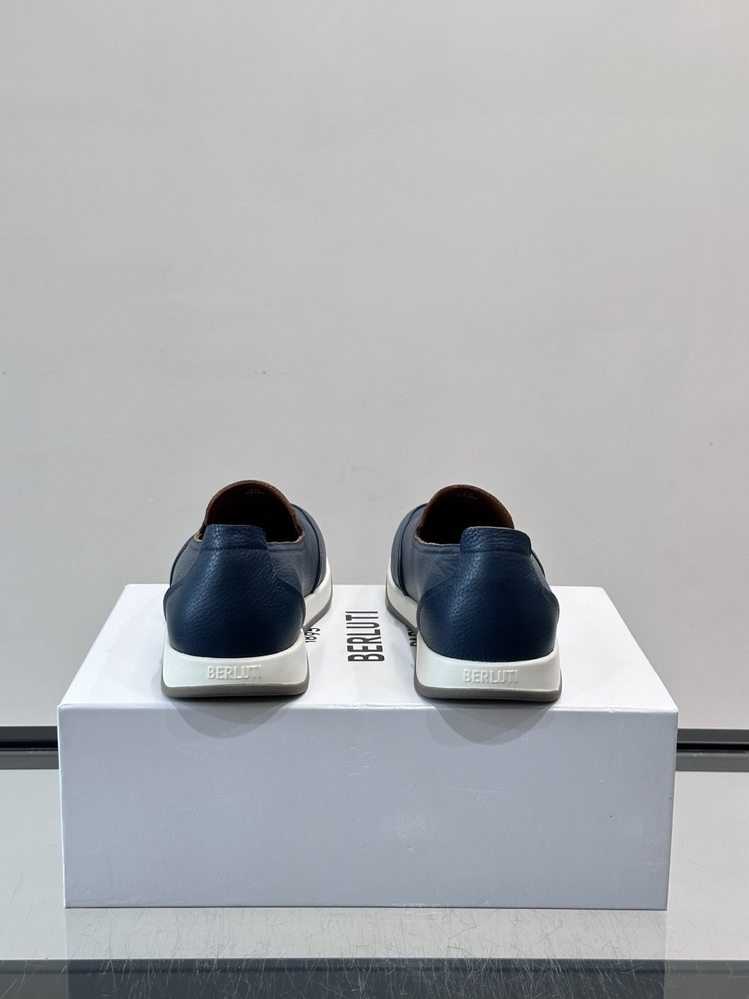 Berluti/布鲁提低帮休闲运动鞋 ,这款百搭的低帮运动鞋鞋面采用进口牛皮拼接打造,外侧饰有scritto图纹,后跟真 Berluti/布鲁提低帮休闲运动鞋 ,这款百搭的低帮运动鞋鞋面采用进口牛皮拼接打造,外侧饰有scritto图纹,后跟真