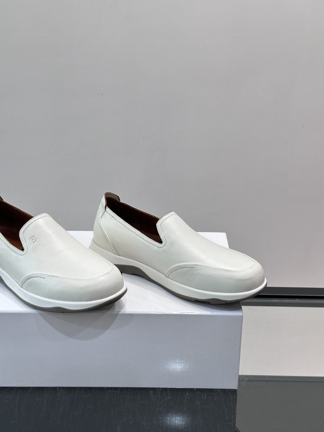 Berluti/布鲁提低帮休闲运动鞋 ,这款百搭的低帮运动鞋鞋面采用进口牛皮拼接打造,外侧饰有scritto图纹,后跟真 Berluti/布鲁提低帮休闲运动鞋 ,这款百搭的低帮运动鞋鞋面采用进口牛皮拼接打造,外侧饰有scritto图纹,后跟真