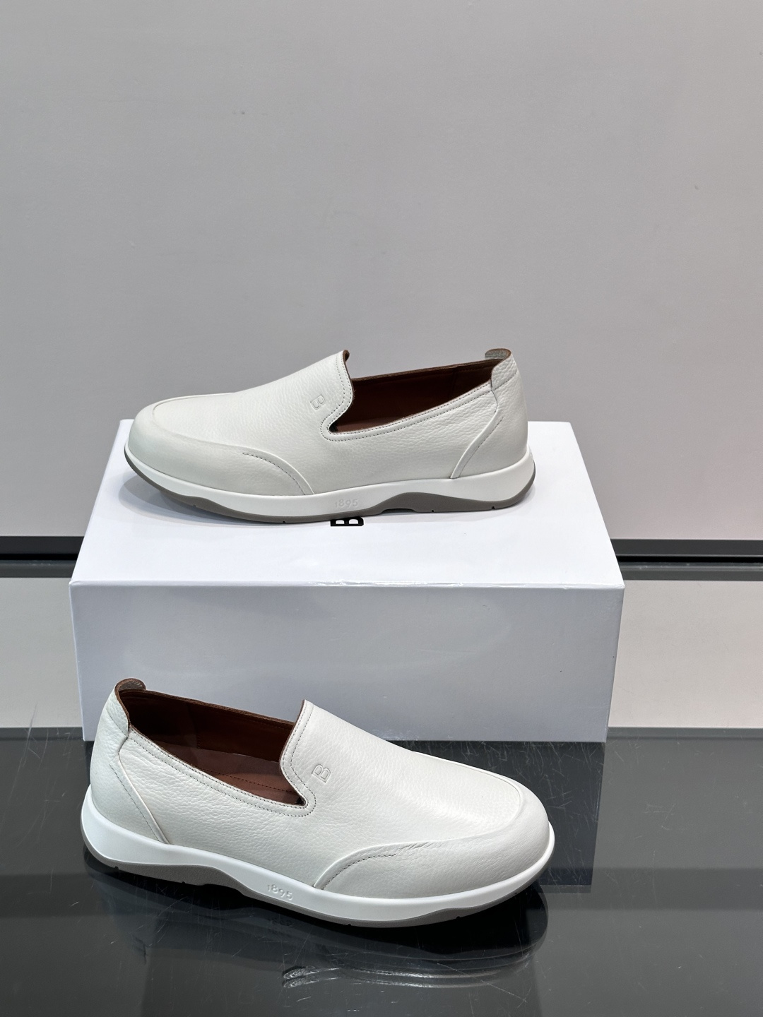 Berluti/布鲁提低帮休闲运动鞋 ,这款百搭的低帮运动鞋鞋面采用进口牛皮拼接打造,外侧饰有scritto图纹,后跟真 Berluti/布鲁提低帮休闲运动鞋 ,这款百搭的低帮运动鞋鞋面采用进口牛皮拼接打造,外侧饰有scritto图纹,后跟真
