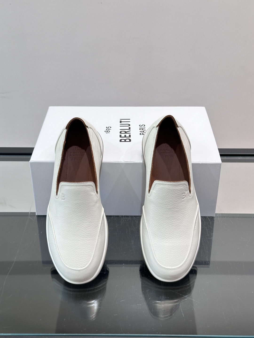 Berluti/布鲁提低帮休闲运动鞋 ,这款百搭的低帮运动鞋鞋面采用进口牛皮拼接打造,外侧饰有scritto图纹,后跟真 Berluti/布鲁提低帮休闲运动鞋 ,这款百搭的低帮运动鞋鞋面采用进口牛皮拼接打造,外侧饰有scritto图纹,后跟真