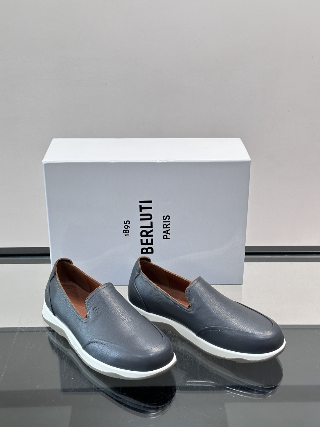 Berluti/布鲁提低帮休闲运动鞋 ，这款百搭的低帮运动鞋鞋面采用进口牛皮拼接打造，外侧饰有scritto图纹，后跟真
