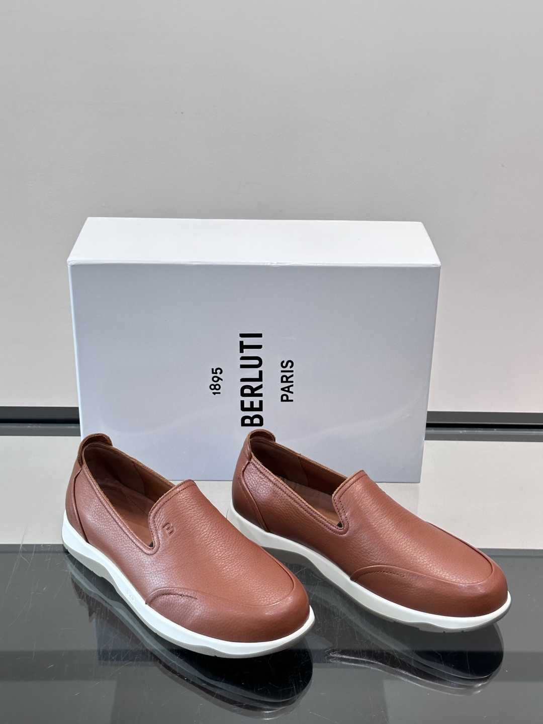 Berluti/布鲁提低帮休闲运动鞋 ，这款百搭的低帮运动鞋鞋面采用进口牛皮拼接打造，外侧饰有scritto图纹，后跟真