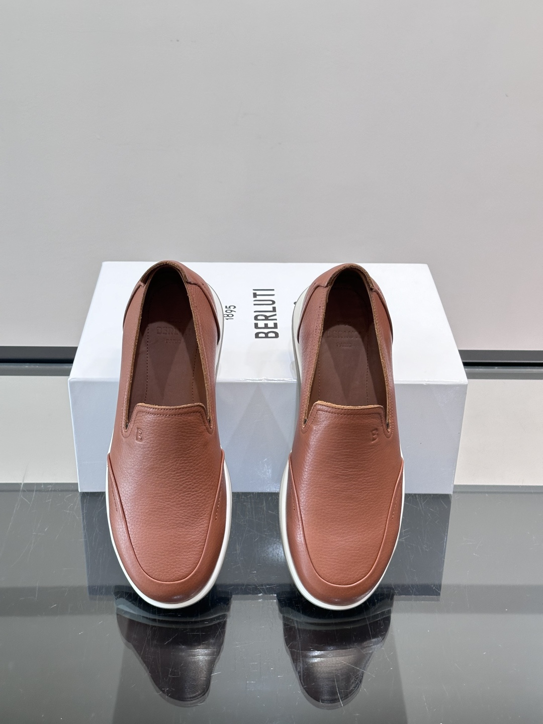 Berluti/布鲁提低帮休闲运动鞋 ，这款百搭的低帮运动鞋鞋面采用进口牛皮拼接打造，外侧饰有scritto图纹，后跟真