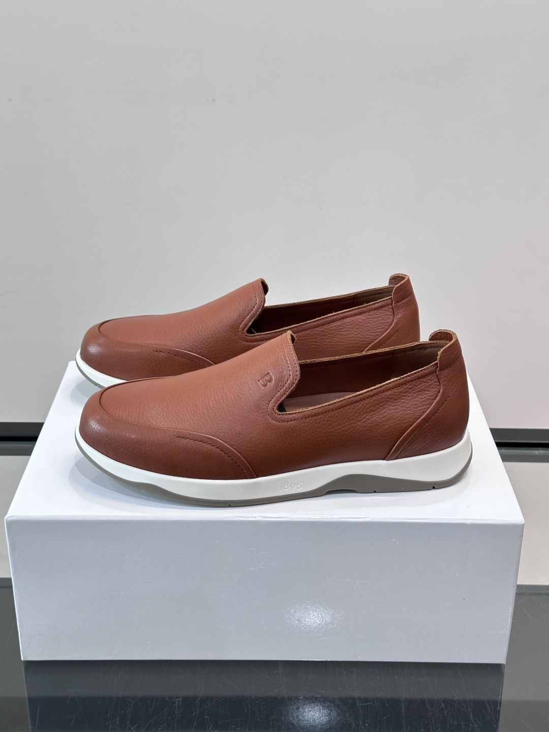 Berluti/布鲁提低帮休闲运动鞋 ，这款百搭的低帮运动鞋鞋面采用进口牛皮拼接打造，外侧饰有scritto图纹，后跟真