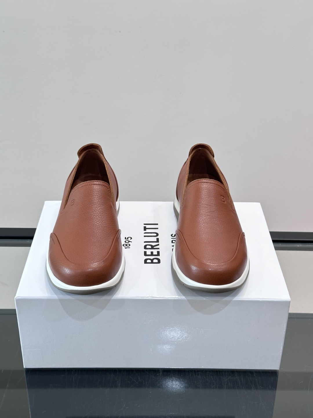 Berluti/布鲁提低帮休闲运动鞋 ，这款百搭的低帮运动鞋鞋面采用进口牛皮拼接打造，外侧饰有scritto图纹，后跟真