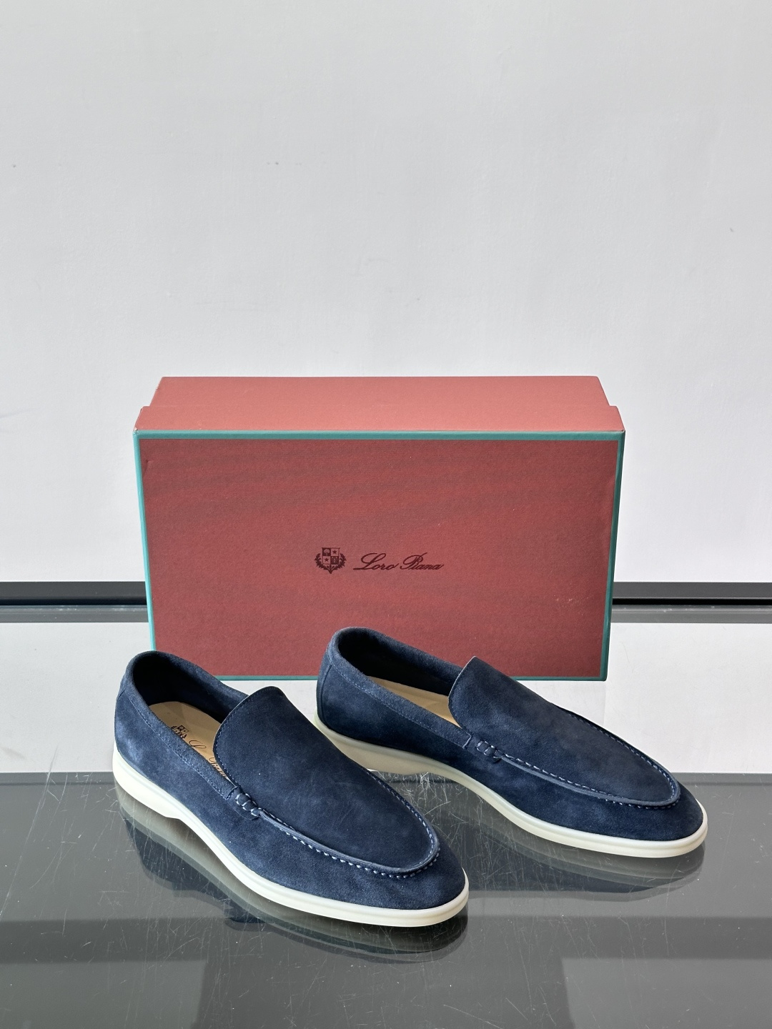 LPSummer Walk男士乐福鞋👞 乐福鞋采用绒面革鞋面,搭配橡胶鞋底,为经典之作。繁复的匠艺工序、精心考究的结构, LPSummer Walk男士乐福鞋👞 乐福鞋采用绒面革鞋面,搭配橡胶鞋底,为经典之作。繁复的匠艺工序、精心考究的结构,