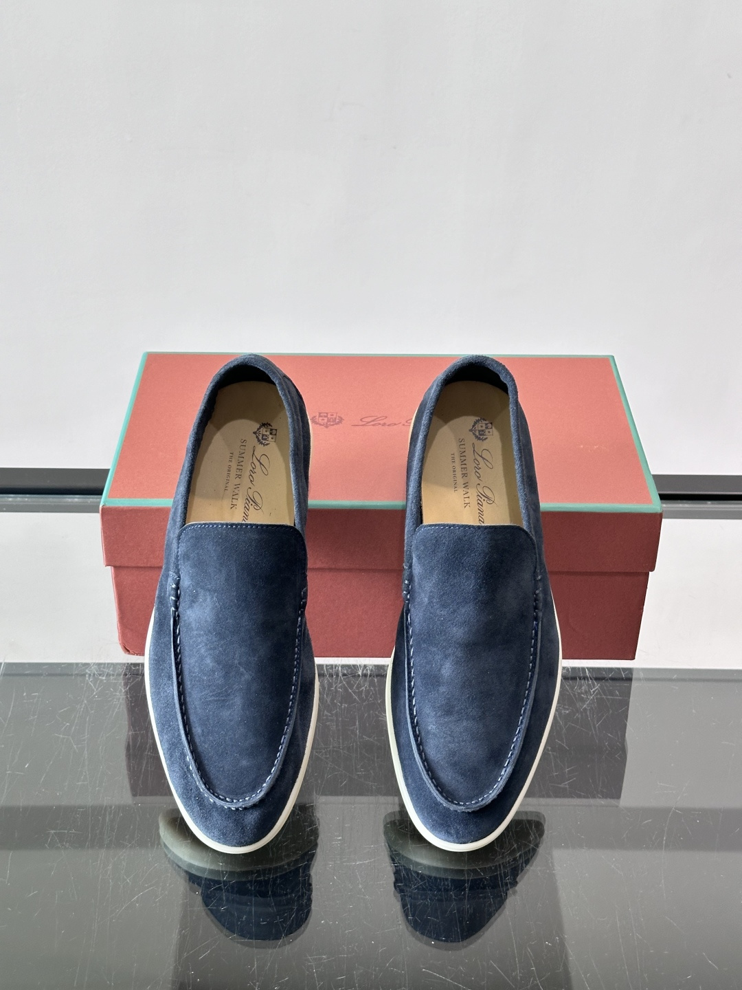 LPSummer Walk男士乐福鞋👞 乐福鞋采用绒面革鞋面,搭配橡胶鞋底,为经典之作。繁复的匠艺工序、精心考究的结构, LPSummer Walk男士乐福鞋👞 乐福鞋采用绒面革鞋面,搭配橡胶鞋底,为经典之作。繁复的匠艺工序、精心考究的结构,