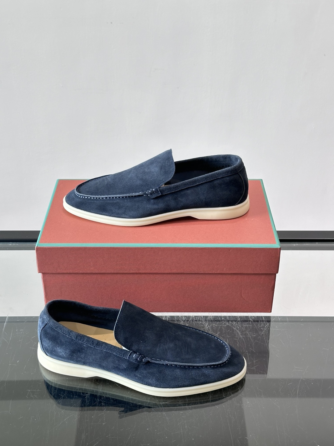 LPSummer Walk男士乐福鞋👞 乐福鞋采用绒面革鞋面,搭配橡胶鞋底,为经典之作。繁复的匠艺工序、精心考究的结构, LPSummer Walk男士乐福鞋👞 乐福鞋采用绒面革鞋面,搭配橡胶鞋底,为经典之作。繁复的匠艺工序、精心考究的结构,