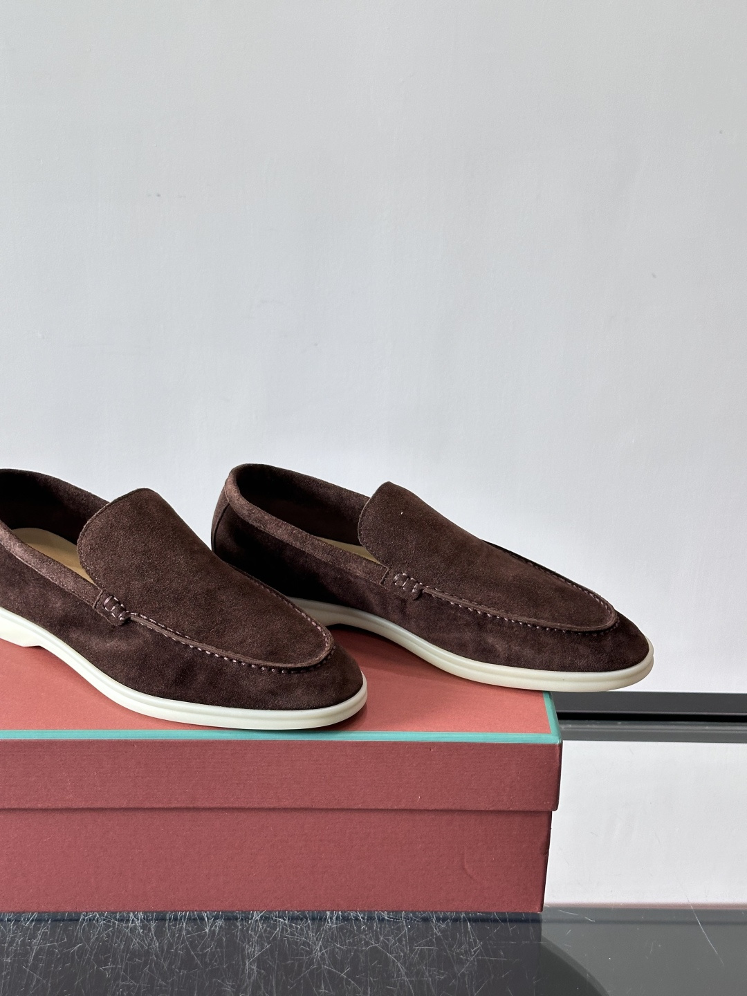 LPSummer Walk男士乐福鞋👞 乐福鞋采用绒面革鞋面,搭配橡胶鞋底,为经典之作。繁复的匠艺工序、精心考究的结构, LPSummer Walk男士乐福鞋👞 乐福鞋采用绒面革鞋面,搭配橡胶鞋底,为经典之作。繁复的匠艺工序、精心考究的结构,