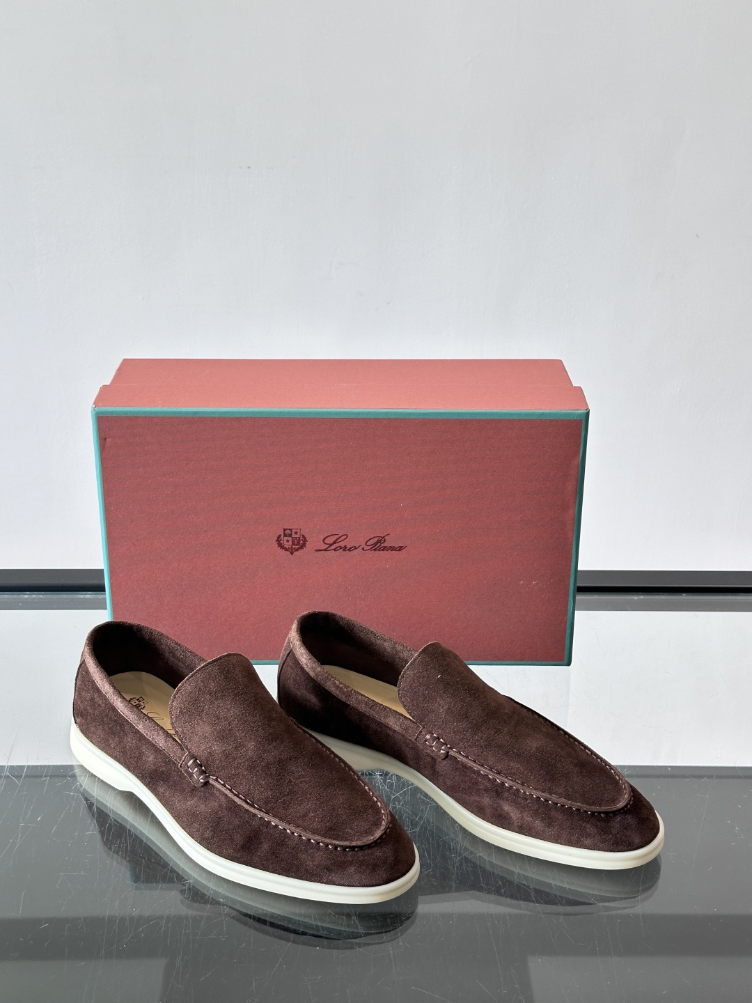 LPSummer Walk男士乐福鞋👞 乐福鞋采用绒面革鞋面,搭配橡胶鞋底,为经典之作。繁复的匠艺工序、精心考究的结构, LPSummer Walk男士乐福鞋👞 乐福鞋采用绒面革鞋面,搭配橡胶鞋底,为经典之作。繁复的匠艺工序、精心考究的结构,