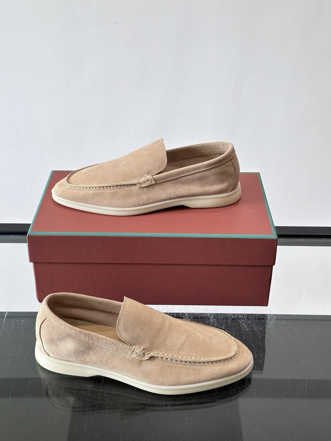 LPSummer Walk男士乐福鞋👞 乐福鞋采用绒面革鞋面，搭配橡胶鞋底，为经典之作。繁复的匠艺工序、精心考究的结构，