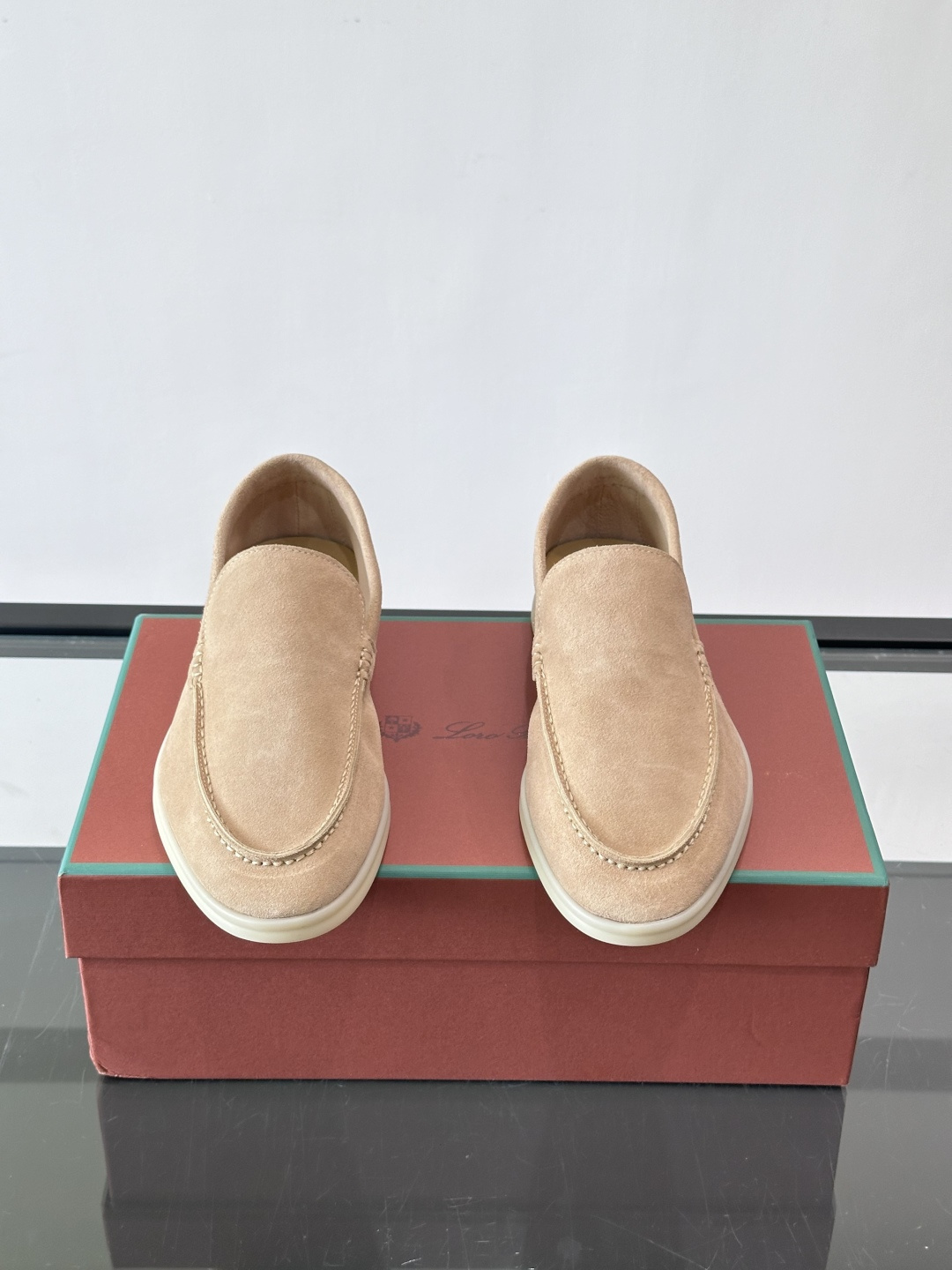 LPSummer Walk男士乐福鞋👞 乐福鞋采用绒面革鞋面，搭配橡胶鞋底，为经典之作。繁复的匠艺工序、精心考究的结构，