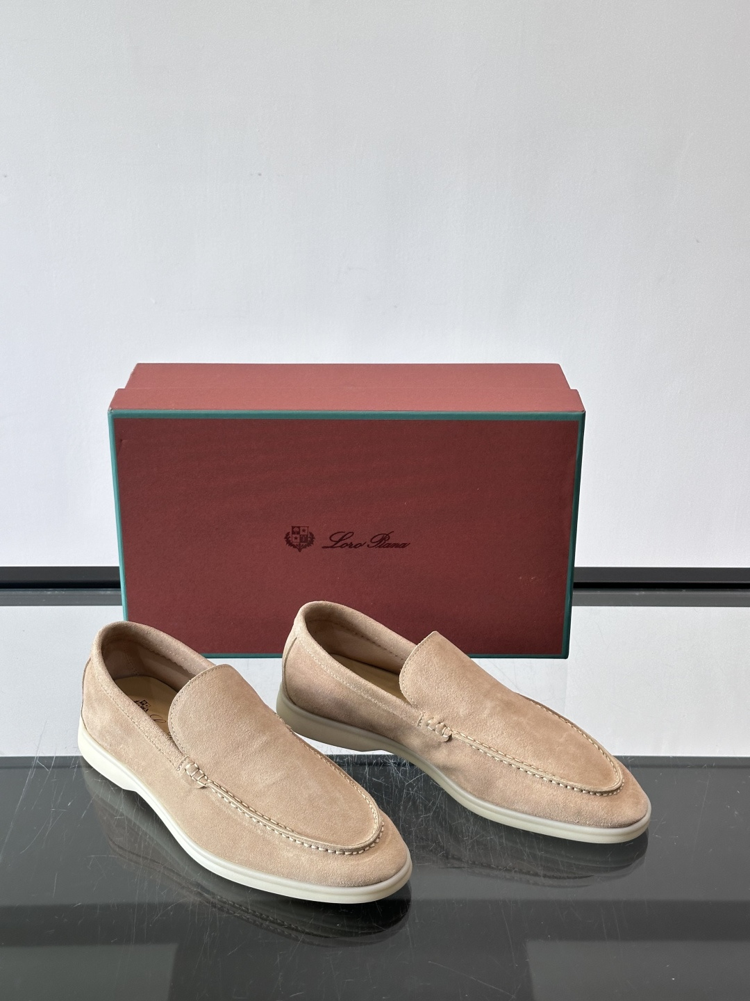 LPSummer Walk男士乐福鞋👞 乐福鞋采用绒面革鞋面，搭配橡胶鞋底，为经典之作。繁复的匠艺工序、精心考究的结构，