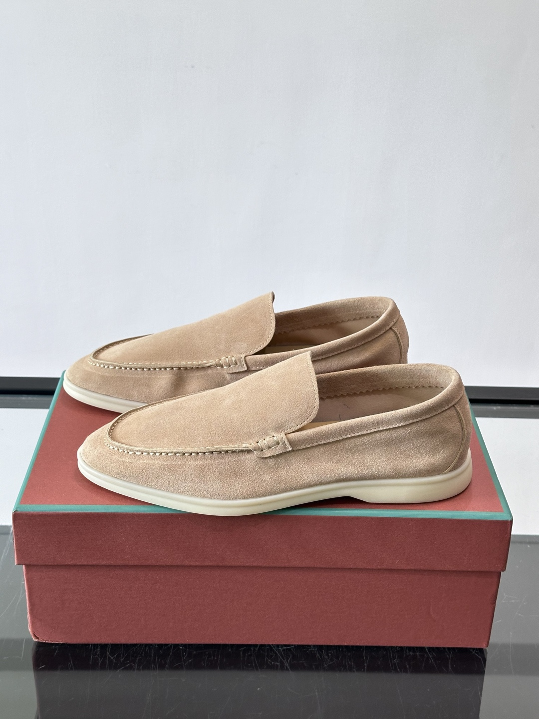 LPSummer Walk男士乐福鞋👞 乐福鞋采用绒面革鞋面，搭配橡胶鞋底，为经典之作。繁复的匠艺工序、精心考究的结构，