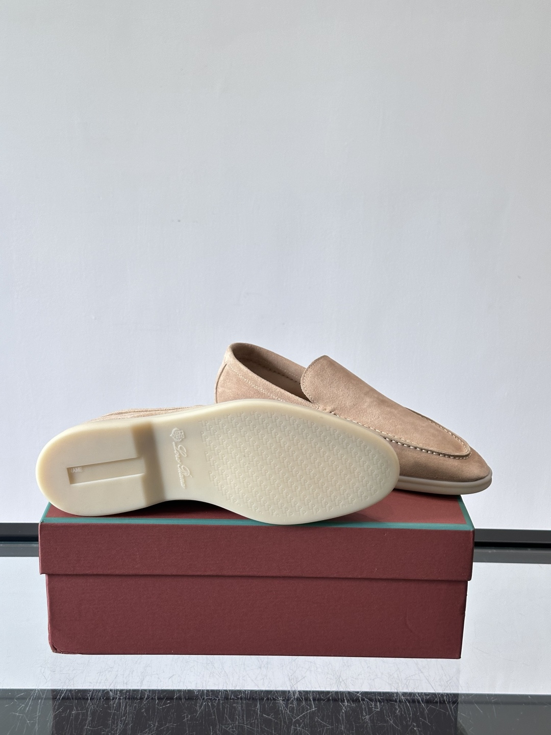 LPSummer Walk男士乐福鞋👞 乐福鞋采用绒面革鞋面，搭配橡胶鞋底，为经典之作。繁复的匠艺工序、精心考究的结构，
