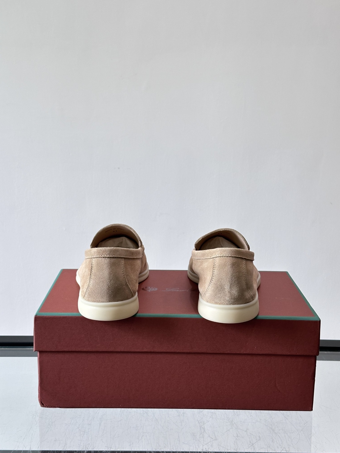 LPSummer Walk男士乐福鞋👞 乐福鞋采用绒面革鞋面，搭配橡胶鞋底，为经典之作。繁复的匠艺工序、精心考究的结构，
