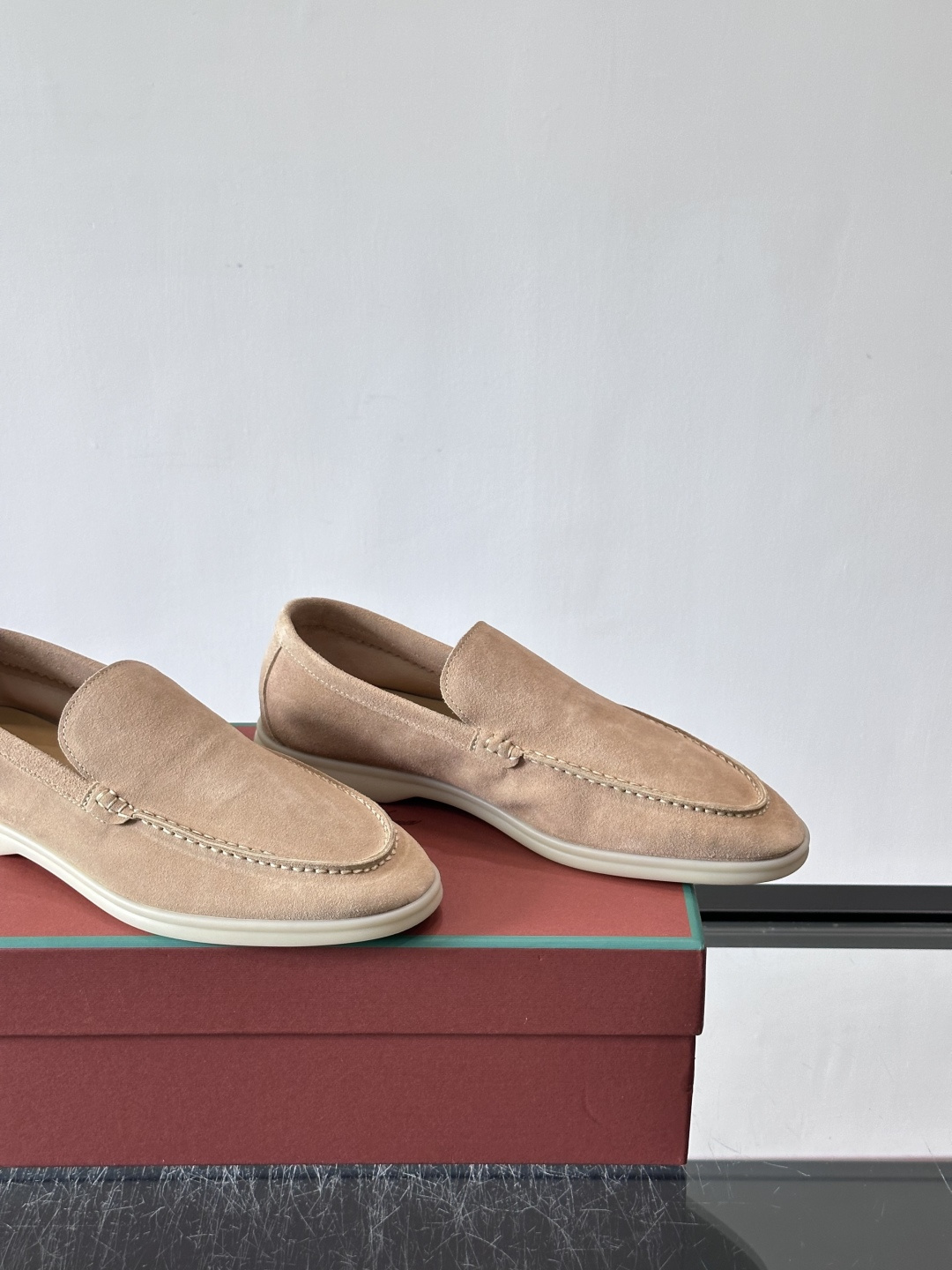 LPSummer Walk男士乐福鞋👞 乐福鞋采用绒面革鞋面，搭配橡胶鞋底，为经典之作。繁复的匠艺工序、精心考究的结构，