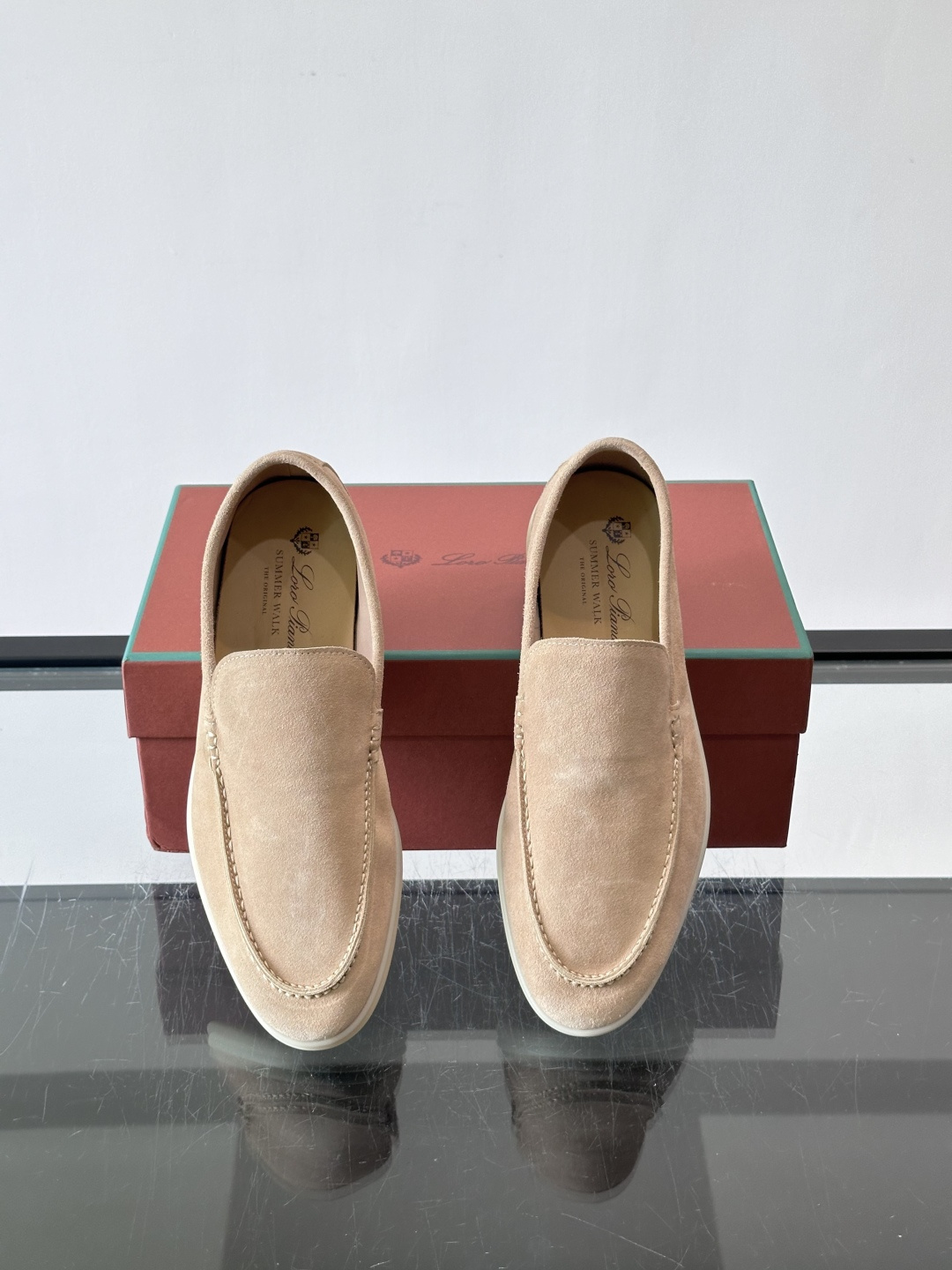 LPSummer Walk男士乐福鞋👞 乐福鞋采用绒面革鞋面，搭配橡胶鞋底，为经典之作。繁复的匠艺工序、精心考究的结构，