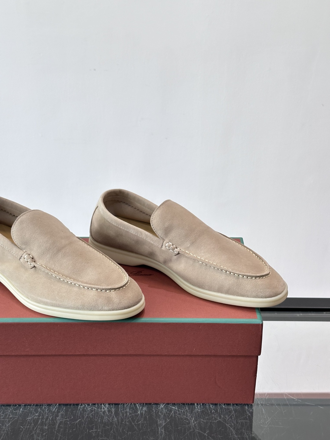 LPSummer Walk男士乐福鞋👞 乐福鞋采用绒面革鞋面,搭配橡胶鞋底,为经典之作。繁复的匠艺工序、精心考究的结构, LPSummer Walk男士乐福鞋👞 乐福鞋采用绒面革鞋面,搭配橡胶鞋底,为经典之作。繁复的匠艺工序、精心考究的结构,