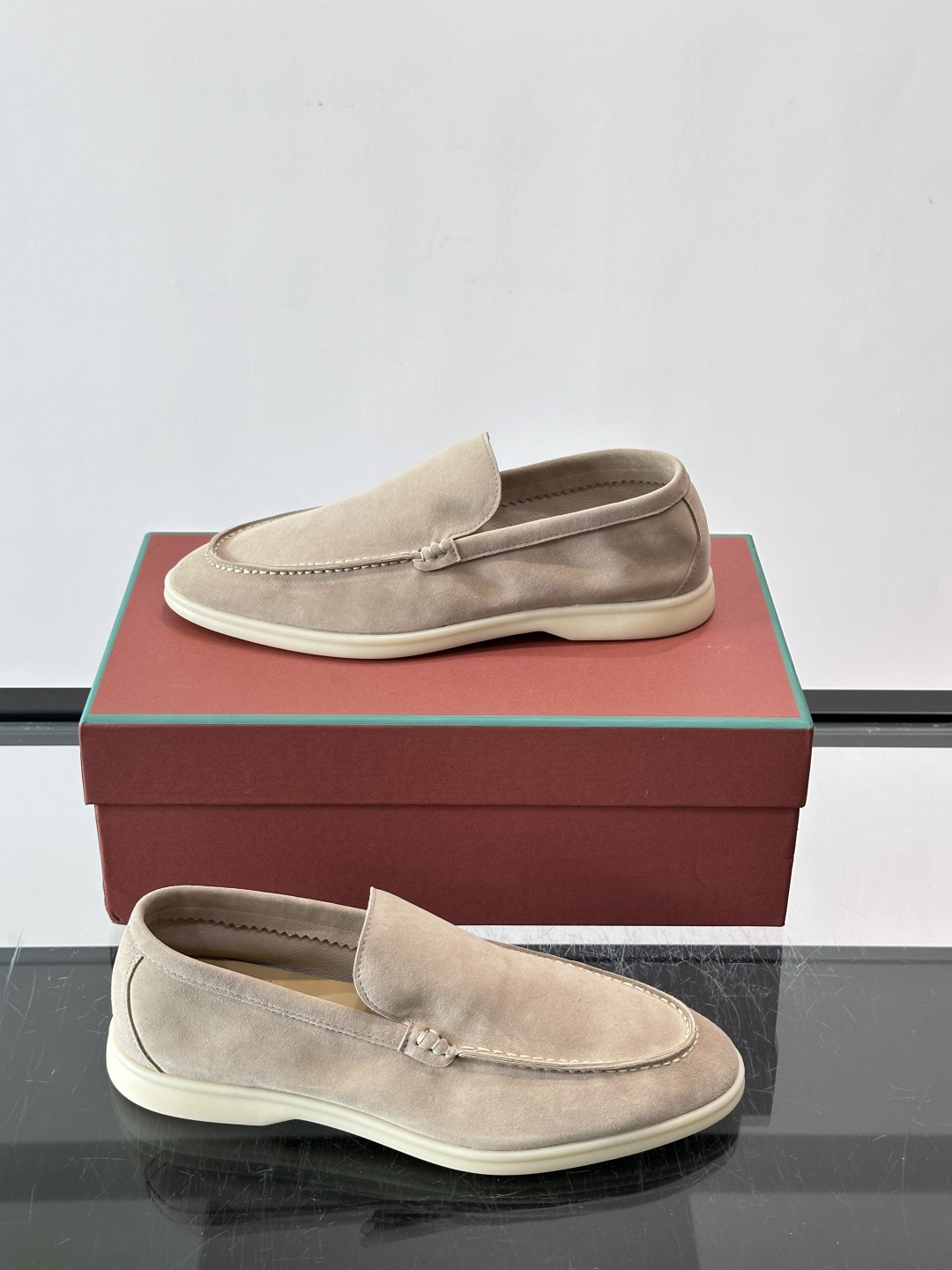 LPSummer Walk男士乐福鞋👞 乐福鞋采用绒面革鞋面,搭配橡胶鞋底,为经典之作。繁复的匠艺工序、精心考究的结构, LPSummer Walk男士乐福鞋👞 乐福鞋采用绒面革鞋面,搭配橡胶鞋底,为经典之作。繁复的匠艺工序、精心考究的结构,