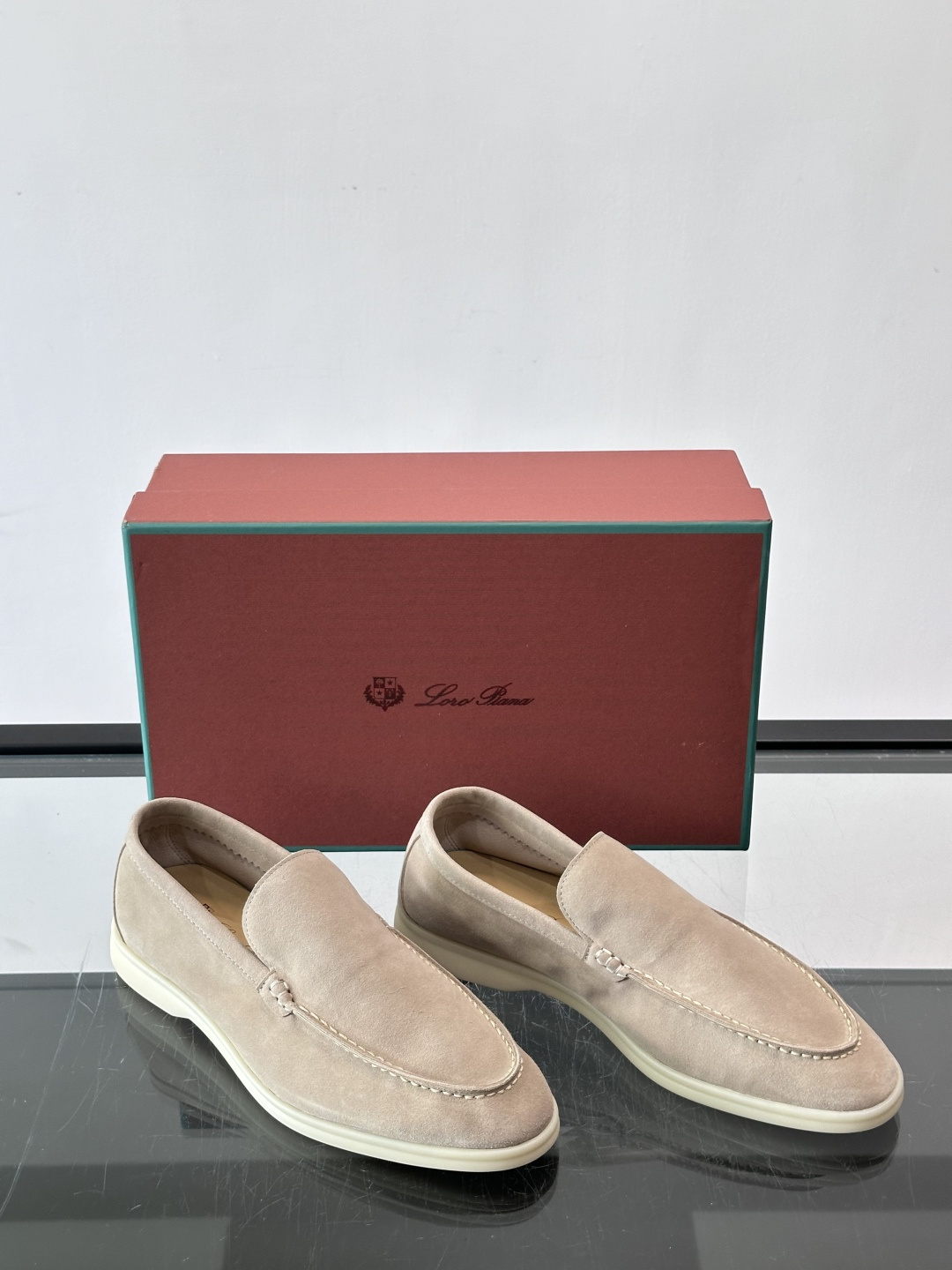 LPSummer Walk男士乐福鞋👞 乐福鞋采用绒面革鞋面,搭配橡胶鞋底,为经典之作。繁复的匠艺工序、精心考究的结构, LPSummer Walk男士乐福鞋👞 乐福鞋采用绒面革鞋面,搭配橡胶鞋底,为经典之作。繁复的匠艺工序、精心考究的结构,