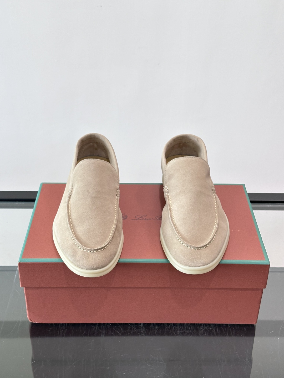 LPSummer Walk男士乐福鞋👞 乐福鞋采用绒面革鞋面,搭配橡胶鞋底,为经典之作。繁复的匠艺工序、精心考究的结构, LPSummer Walk男士乐福鞋👞 乐福鞋采用绒面革鞋面,搭配橡胶鞋底,为经典之作。繁复的匠艺工序、精心考究的结构,